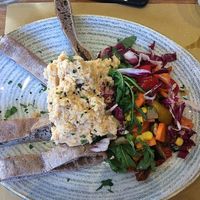 hummus with vegetables and focaccia at Casamadie in Cesena