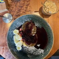 Pancakes vegani con frutti di bosco e iced latte con latte di avena  at Casamadie in Cesena