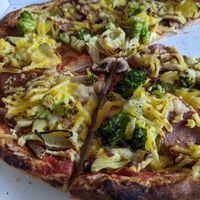 Broccoli, mushrooms, artichoke & vegan chorizo at Pizza Trier in Trier