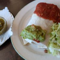 Veganer Burrito mit gebratenen Gemüse, extra bestellt ist die Salsa Verde und die Guacamole. at Hacienda Mexican Restaurant in Kaiserslautern