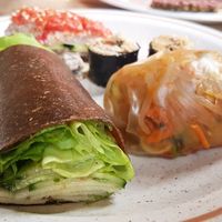 raw zicchini wrap, raw sushi, thai roll at Moonfood  in Brussels