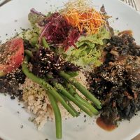 Plato combinado con pizza at Integral Figueres in Figueres