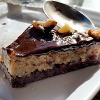 Bara lite kvar av rawfood-snickerskakan (glömde fota...) 😄 at Happy M Kitchen in Gothenburg