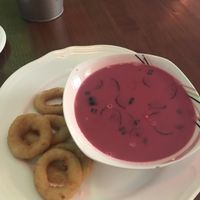 Šaltibarščiai with onion rings at GYVAS baras in Vilnius