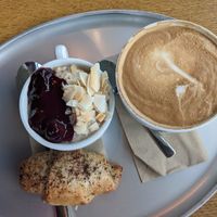 High five porridge, schoggigipeli und Kaffee mit Soja-Mandelmilch at Tibits - Bahnhof in Bern