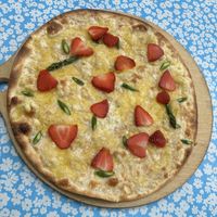 Veganer Flammkuchen der Saison mit grünem Spargel & Erdbeeren ⭐️⭐️⭐️⭐️⭐️  at Suess Salzig in Leipzig