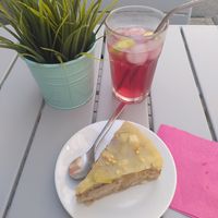 L'"entremet" pomme noisette caramel et le thé glacé at Les Demoiselles de Montpellier in Montpellier