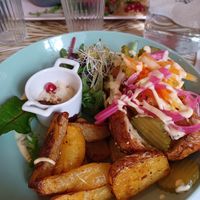 Plato combinado de salchicha vegana at Les Demoiselles de Montpellier in Montpellier