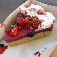 Pistachio and red Berry cake at Les Demoiselles de Montpellier in Montpellier