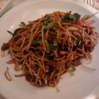 nouilles aux légumes et chunks (protéines) de soja at Pema Thang in Paris