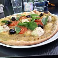 Vegan pizza at Veg'Art in Paris