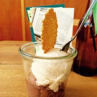 Eis, Eis, Baby. Hier: Schoko und Vanille. at Veis in Rostock