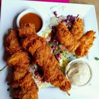 Fried vegetables for vegetarian/vegan and fried chicken for meat eater at Kick Tap'Ass in Brussels