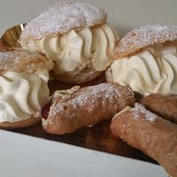 Cannoli siciliani e maritozzi  at Fratelli Piermattei in Rome