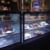 fachada da loja com essa vitrine linda cheia de delícias at Cannelle Doces Especiais in Brasilia