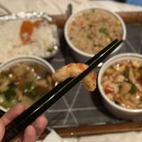 Para llevar (Take away), gambas veganas, arroz tres delicias y seitan con setas bambú.  at Vegesana & One Ramen in Barcelona