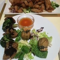 We got half way through eating before taking a pic! Broccoli seitan, proteína crujiente, dim sums at Vegesana & One Ramen in Barcelona