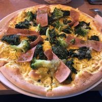 Sauce „Hollondaise“ Pizza  at Fleischfrei in Dusseldorf