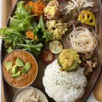 2 curry dish: Yonbaru curry and avocado curry dish set. at Dechibica in Yomitan