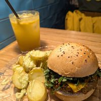 Burger la de Siempre con patatas caseras

House burger with oven-baked potatoes at La Camelia Vegan Bar in Bilbao