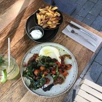 Bloemkoolsteak met groente, frietjes met vegan mayonaise en huisgemaakte groene ijsthee. at Bertmans - Zaagmolenkade in Rotterdam