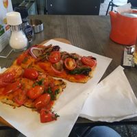 Two slices of two different vegan pizzas at Sugo Pizza Al Taglio - Aert van Nesstraat in Rotterdam