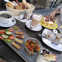 Frühstück Vegana und Handwerker Vespa (nicht vegan) im Hintergrund. Brötchen für beide zusammen. Das Frühstück mit Spiegelei, Bacon und Unmengen an Kartoffeln kostet knapp di at Laib und Leben in Heidelberg