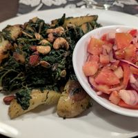 Kartoffelpfanne mit Spinat, Nüssen und Tomatensalat at Schuetzenhaus in Heidelberg