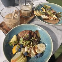 Vegan pancakes met vers fruit en karamel  at FOAM in The Hague