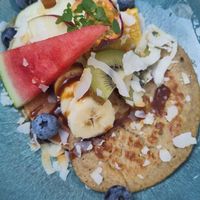 Heerlijk smaakvolle en fluffy pannenkoekjes met vers fruit at FOAM in The Hague