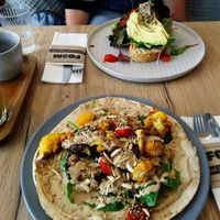 Heerlijke wrap met bloemkool, tahin en nog veel meer at FOAM in The Hague