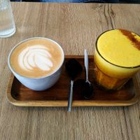 Koffie met havermelk en kurkuma latte. at FOAM in The Hague