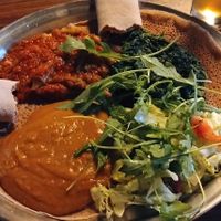 Vegane Platte mit Kichererbsen, Spinat und Okra. at Saron in Heidelberg