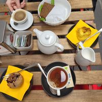 coffee and chai tea with soy milk, a hummus sandwich, zuccini frittata and peach muffin at Sweet Irene in Bergamo