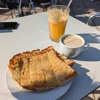 Tostada com manteiga, meia de latte with oat milk and orange juice at Bar do Girassol in Amarante