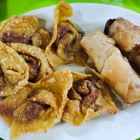 Fried wan ton and popiah at Tian Yi 天一素食 in Northeast Singapore