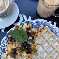 Vegane Waffeln, Cappuccino und Chai Latte   at Kaffee Stark in Hamburg