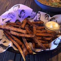 Papier in stijl onder de patatjes...  at Rebel Rebel in Dordrecht