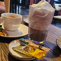 Warme chocolademelk met slagroom en dubbele espresso at Rebel Rebel in Dordrecht