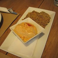 rohveganer Käse und Kräcker at Yi in Athens