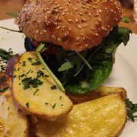 Portobello burger with potatoes at Olive in Innsbruck