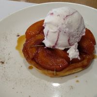 Tatín de melocotón at Baobab in Zaragoza