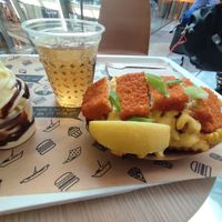 Fivh + chips, chocolate sundae and ginger ale at VINCENT - Europa Passage in Hamburg