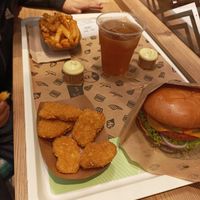 Nuggets, fries & chili cheese burger at VINCENT - Europa Passage in Hamburg