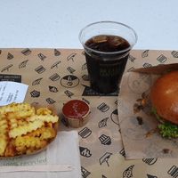Burger and Chips at VINCENT - Europa Passage in Hamburg