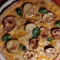 Pizza Summer is Magic (crema di peperoni, formaggio vegetale affumicato, zucchine al forno e basilico) at Spinno in Palermo