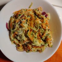 Insalata coleslaw in versione estiva con zucchine, carote, cipolla e maionese vegana at Spinno in Palermo