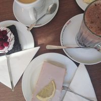 Veganer Zitronenkuchen und  veganer Brownie at Cafe Gluecklich in Wismar