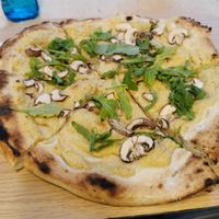 Pizza mit Hummus, Pilzen, Ruccola at Unter Freunden in Heidelberg