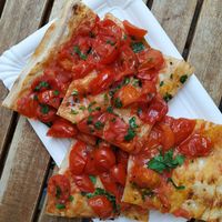 Pizza with fresh tomatoes at Unter Freunden in Heidelberg